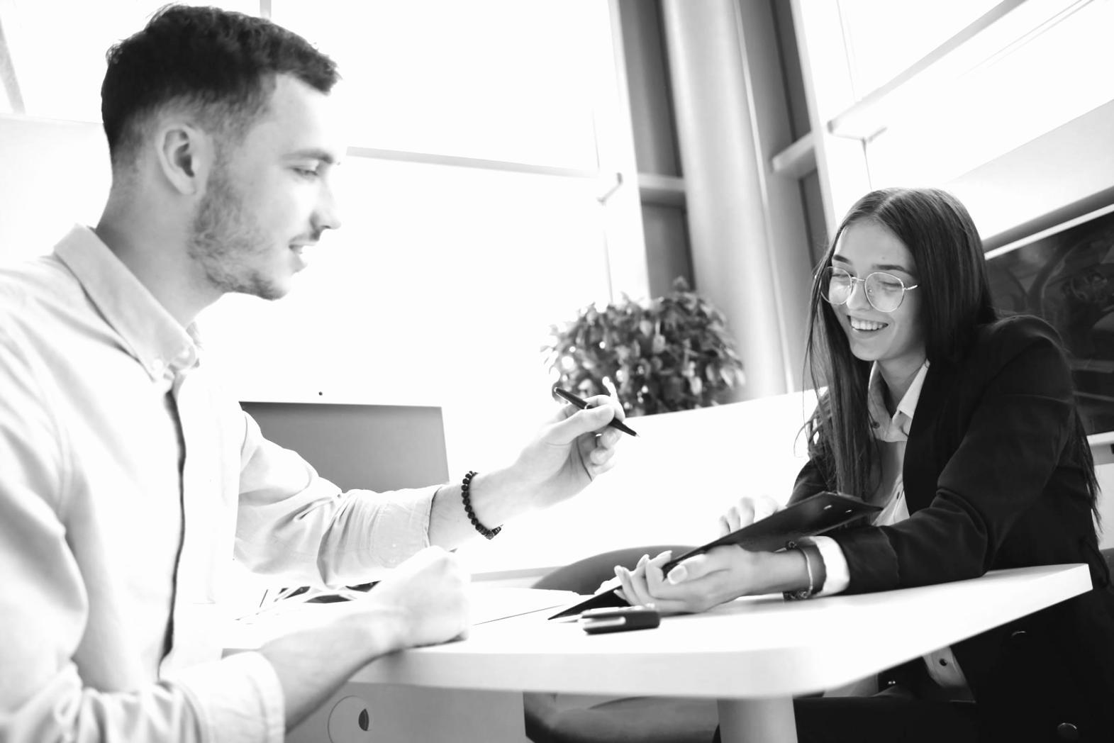 Ambiente di studio dedicato all'analisi giurisprudenziale con materiali di ricerca e documentazione legale