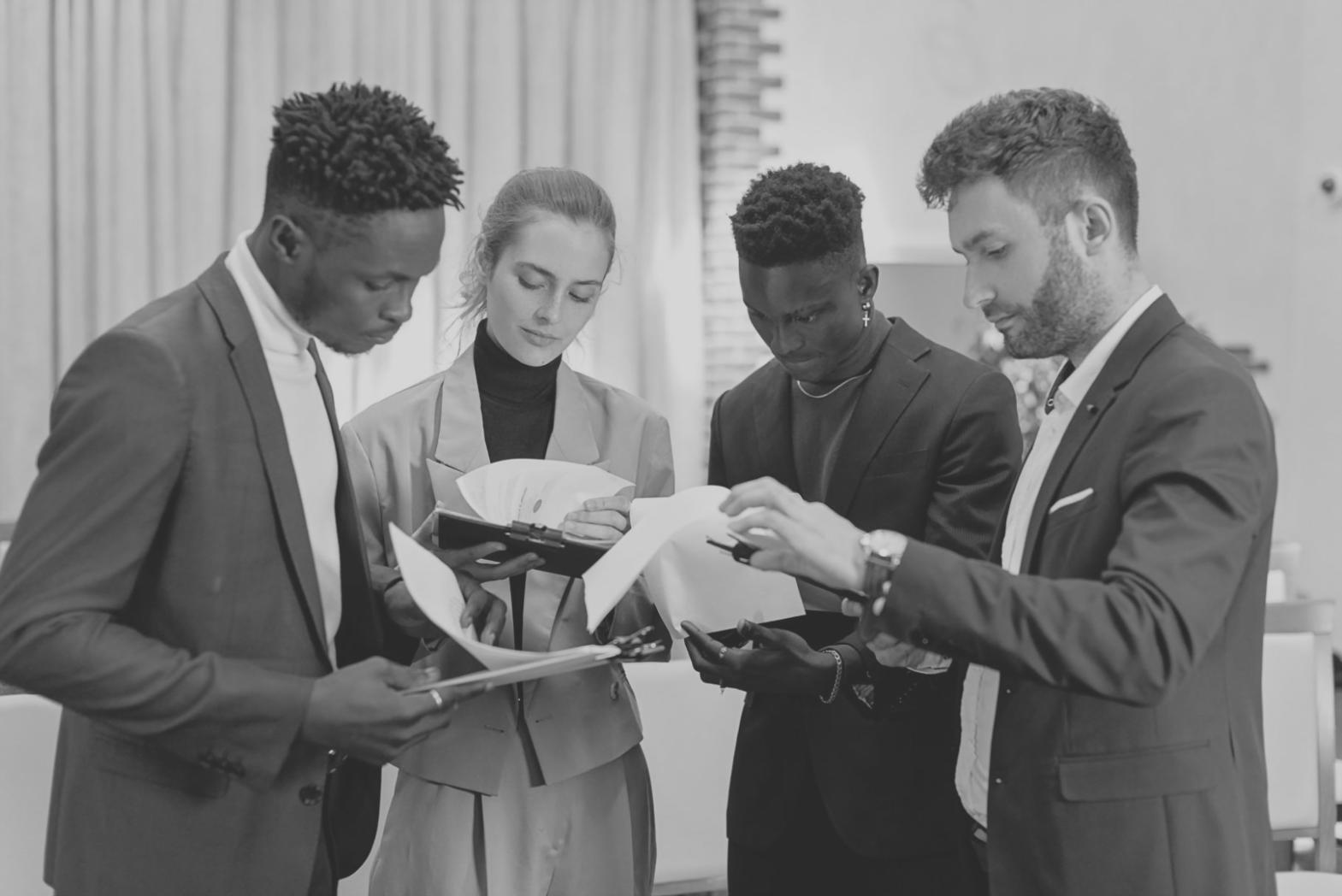 Ambiente di studio professionale con materiali giuridici e risorse didattiche organizzate