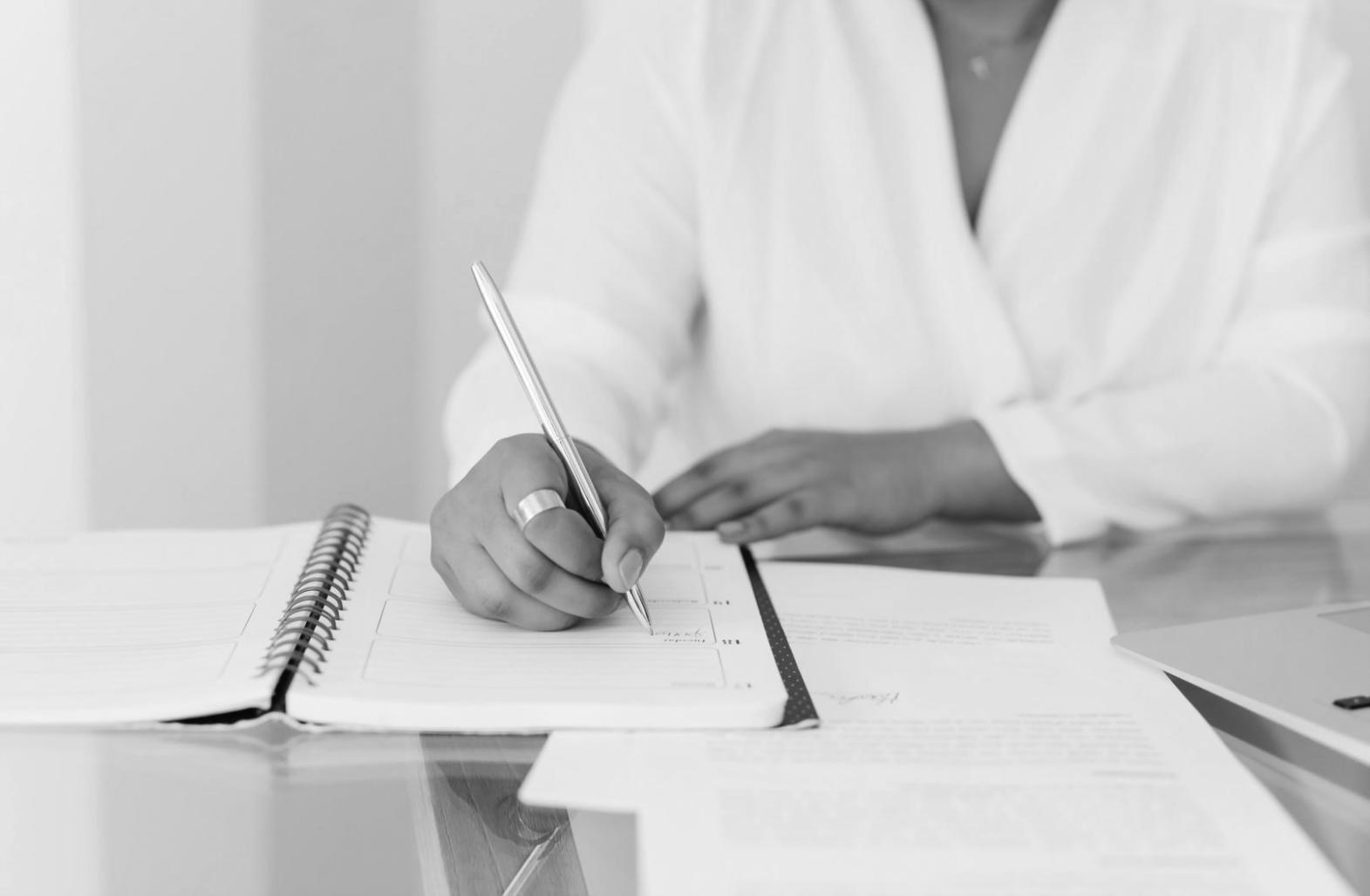 Studio approfondito di documenti giurisprudenziali con annotazioni e schemi