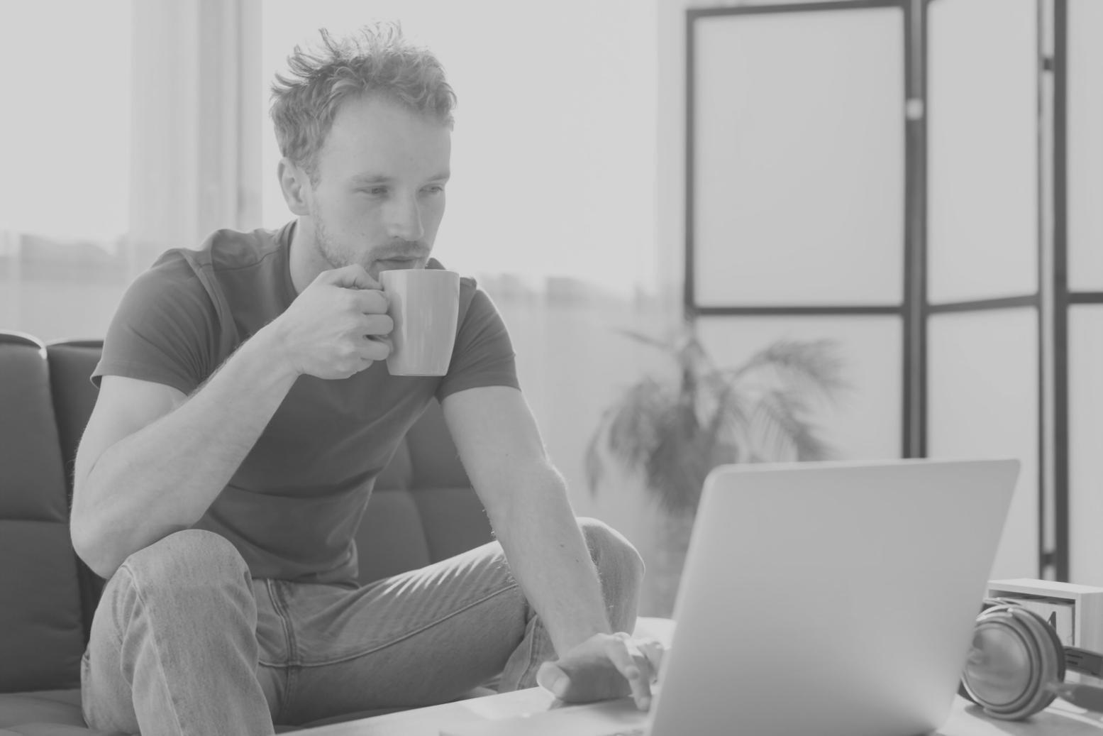 Professionista che analizza documenti legali con approccio metodico